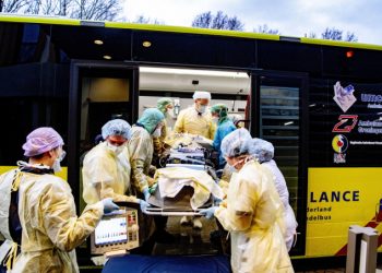 Trasferimento in terapia intensiva di un malato di coronavirus in Olanda