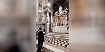 Il sindaco di Venezia Luigi Brugnaro in preghiera davanti alla Madonna contro il coronavirus