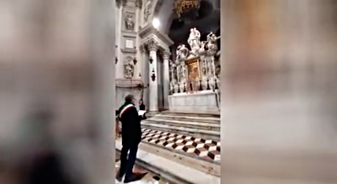 Il sindaco di Venezia Luigi Brugnaro in preghiera davanti alla Madonna contro il coronavirus