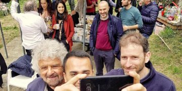 Selfie di Luigi Di Maio tra Beppe Grillo e Davide Casaleggio