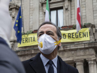 Beppe Sala con mascherina contro il coronavirus