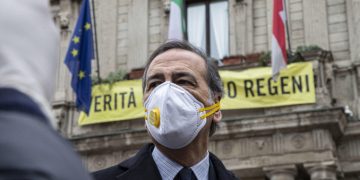 Beppe Sala con mascherina contro il coronavirus