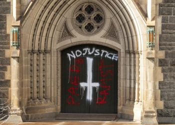 Insulti sul portale della cattedrale di Melbourne in seguito all'assoluzione del cardinale George Pell dall'accusa di abusi sessuali su minore