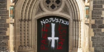 Insulti sul portale della cattedrale di Melbourne in seguito all'assoluzione del cardinale George Pell dall'accusa di abusi sessuali su minore