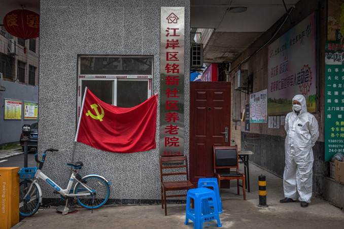 Bandiera del partito comunista esposta a Wuhan, Cina, durante l'emergenza coronavirus