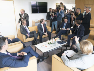 Giuseppe Conte insieme agli altri primi ministri dell'Unione Europea