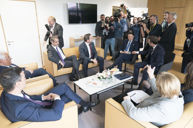 Giuseppe Conte insieme agli altri primi ministri dell'Unione Europea