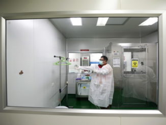 Ricercatore in laboratorio allo studio del coronavirus responsabile del Covid-19