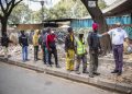 Fila per gli aiuti alimentari durante il lockdown contro il coronavirus a Johannesburg, Sudafrica