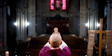 Un sacerdote celebra la Messa senza fedeli durante l'emergenza coronavirus in Spagna