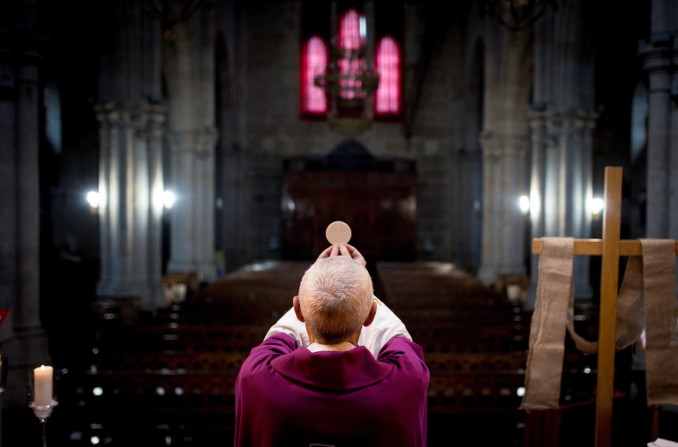 Un sacerdote celebra la Messa senza fedeli durante l'emergenza coronavirus in Spagna