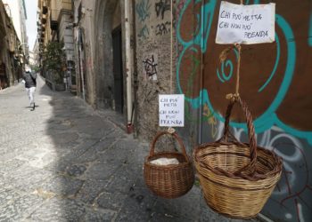 Panieri solidali appesi a un balcone di Napoli durante l'emergenza coronavirus