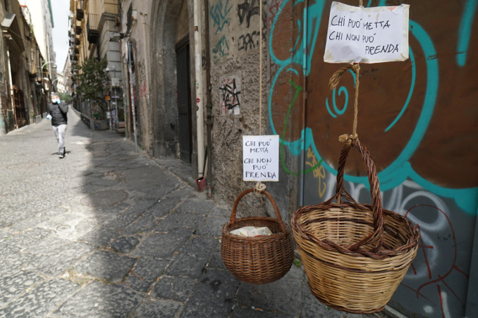 Panieri solidali appesi a un balcone di Napoli durante l'emergenza coronavirus