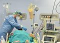 Cura di un paziente con Covid-19 in terapia intensiva a Torino