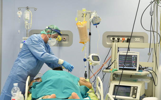 Cura di un paziente con Covid-19 in terapia intensiva a Torino