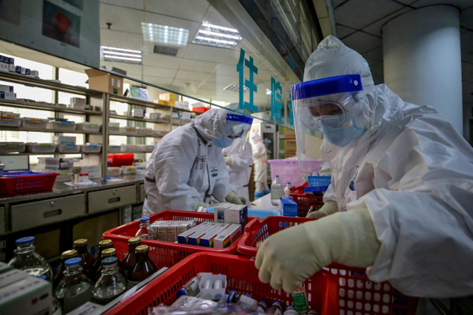 Medici all'opera contro il coronavirus in un ospedale a Wuhan, Cina