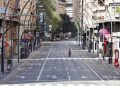 Un uomo su una strada quasi deserta a Murcia, Spagna, per l'emergenza coronavirus