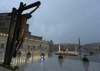 This handout photo provided by the Vatican Media shows Pope Francis delivering an extraordinary "Urbi et Orbi" blessing, normally given only at Christmas and Easter, from an empty St. Peter's Square, as a response to the global coronavirus disease (COVID-19) pandemic, Vatican City, 27 March 2020.
ANSA/ VATICAN MEDIA
+++ HO - NO SALES, EDITORIAL USE ONLY +++