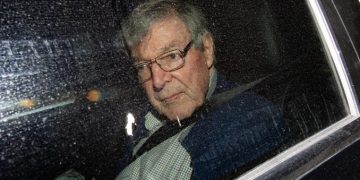 George Pell in auto dopo l'assoluzione e la liberazione dal carcere