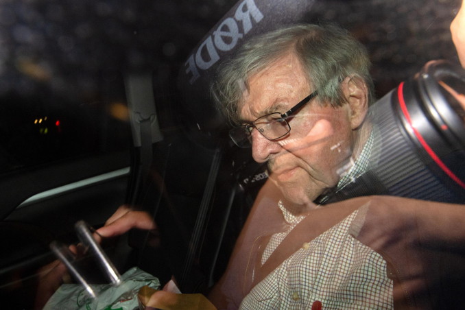 Il cardinale George Pell in auto dopo l'assoluzione e la liberazione dal carcere