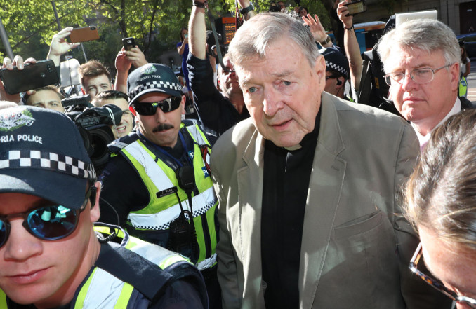 Il cardinale George Pell all'ingresso al tribunale di Melbourne durante il processo per abusi