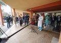 Giornalisti davanti a un ospedale