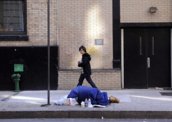 Homeless sdraiato lungo un marciapiede a New York
