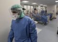 Un medico in un reparto per malati di coronavirus