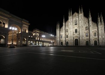 Piazza Duomo a Milano deserta per l'emergenza coronavirus