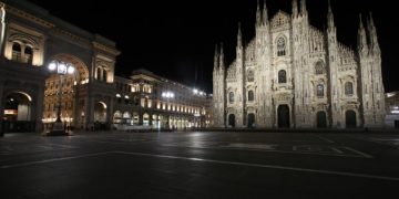 Piazza Duomo a Milano deserta per l'emergenza coronavirus
