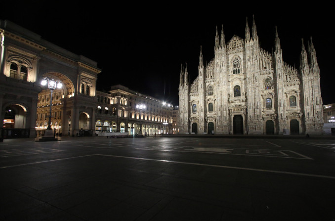 Piazza Duomo a Milano deserta per l'emergenza coronavirus