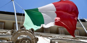 Bandiera italiana esposta a Palazzo Tursi a Genova per l'emergenza coronavirus