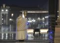 Papa Francesco durante la benedizione Urbi et Orbi straordinaria nell'emergenza coronavirus
