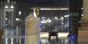 Papa Francesco durante la benedizione Urbi et Orbi straordinaria nell'emergenza coronavirus