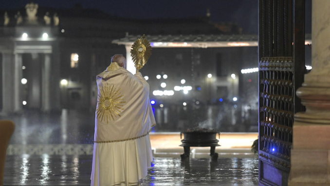 Papa Francesco durante la benedizione Urbi et Orbi straordinaria nell'emergenza coronavirus