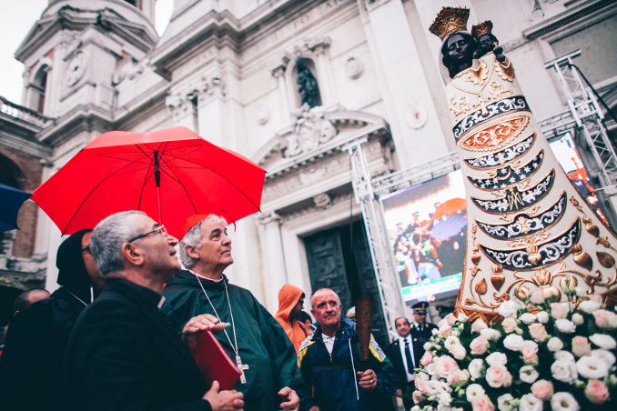 Monsignor Giancarlo Vecerrica davanti alla statua della Madonna all'arrivo del pellegrinaggio Macerata-Loreto