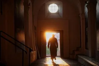 Il prete che ogni mattina chiede a Dio un segno della sua esistenza