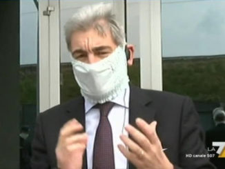 Raffaele Cattaneo con mascherina prodotta da Fippi per l'emergenza coronavirus