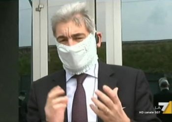 Raffaele Cattaneo con mascherina prodotta da Fippi per l'emergenza coronavirus