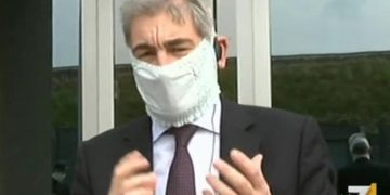 Raffaele Cattaneo con mascherina prodotta da Fippi per l'emergenza coronavirus
