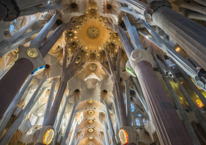 L'interno della Sagrada Familia di Barcellona