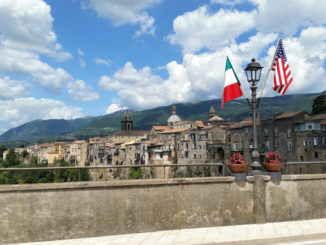 Bandiere Usa e Italia in un borgo italiano