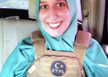 Aisha Silvia Romano appena liberata con il giubbotto dei servizi segreti turchi