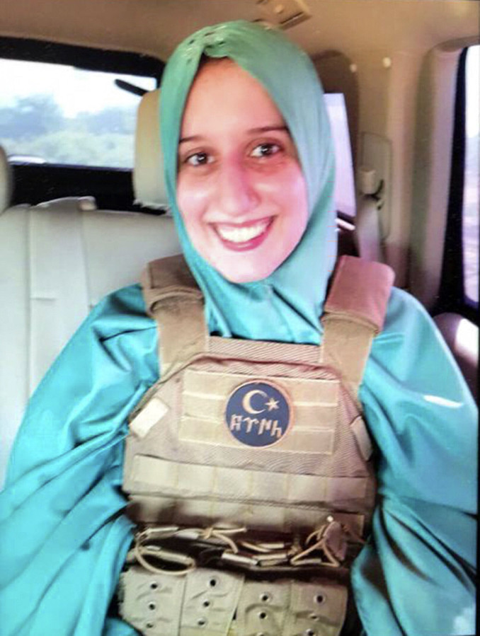 Aisha Silvia Romano appena liberata con il giubbotto dei servizi segreti turchi