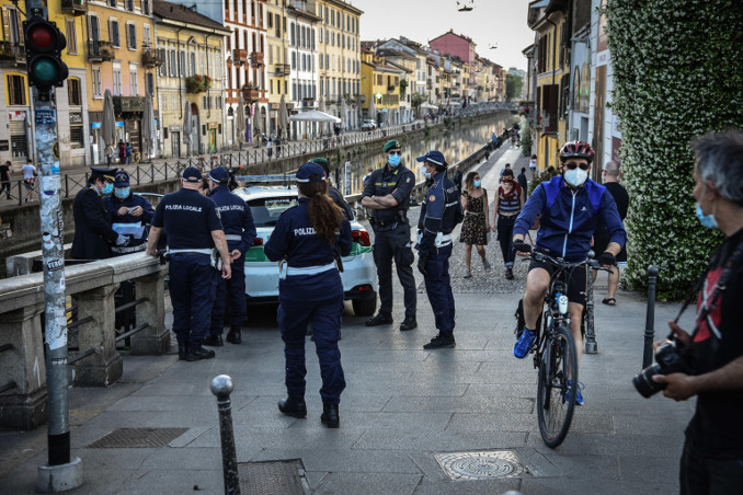 Controlli dei vigili sui Navigli di Milano riaperti per la fase 2 dell'emergenza coronavirus