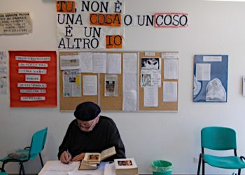 Don Antonio Villa nella scuola da lui fondata a Tarcento