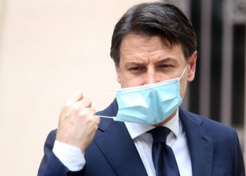 Giuseppe Conte con la mascherina