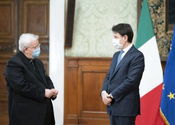 Il cardinale Gualtiero Bassetti con Giuseppe Conte