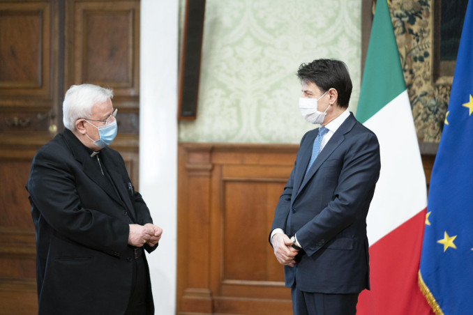 Il cardinale Gualtiero Bassetti con Giuseppe Conte