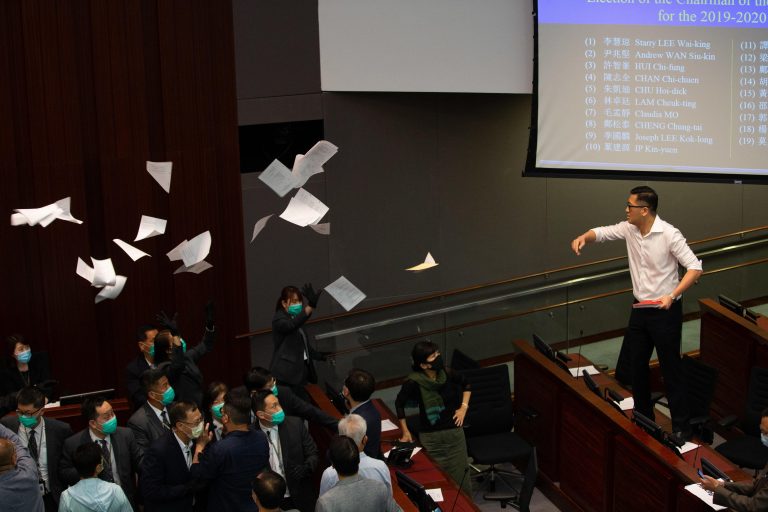 Scontri in Parlamento e in tribunale. La battaglia di Hong Kong non è finita